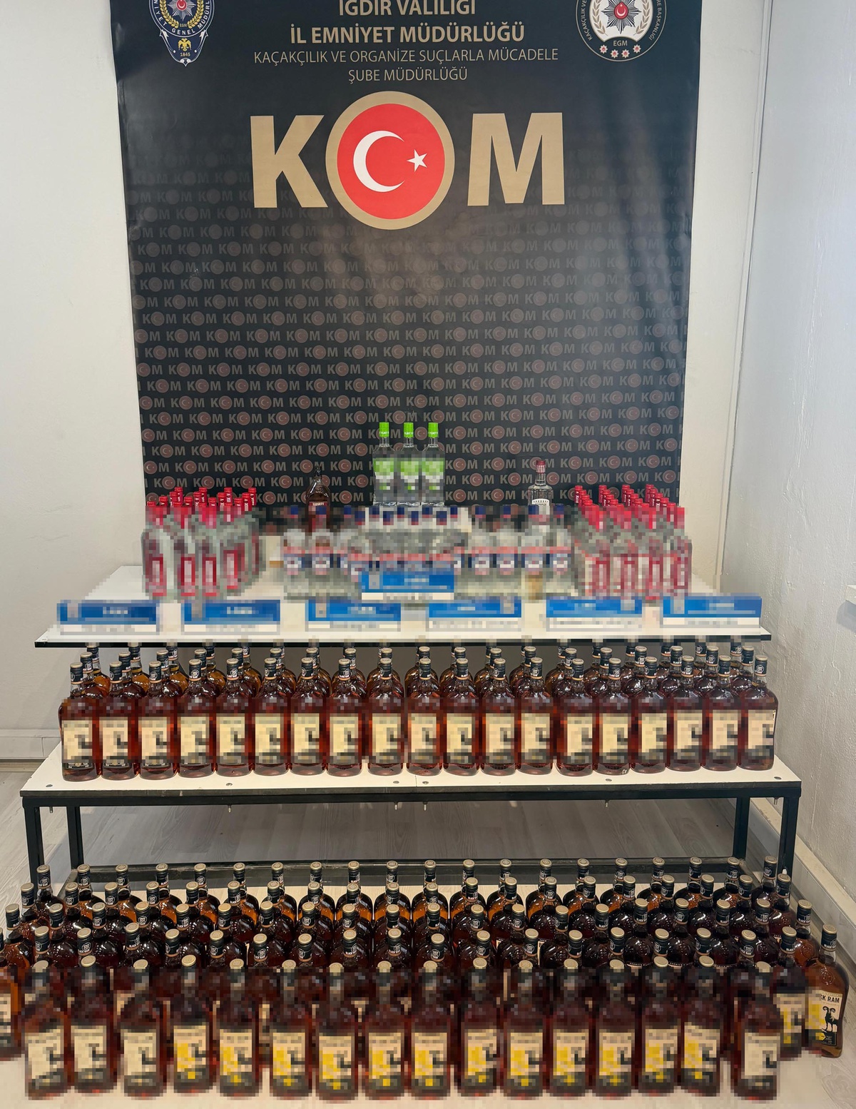 Iğdır’da çatı katında 216 şişe kaçak içki ve 70 paket sigara ele geçirildi