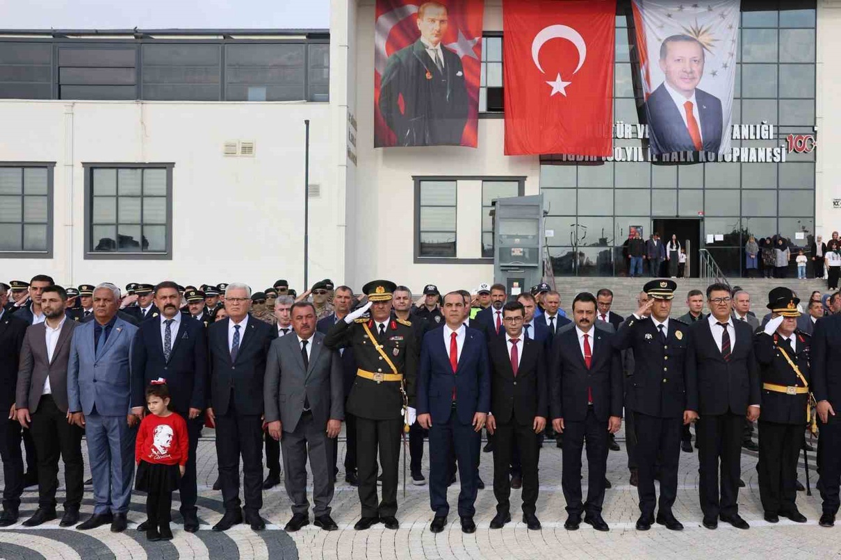 Iğdır’da 29 Ekim Cumhuriyet Bayramı Vali’nin katıldığı çelenk töreniyle başladı
