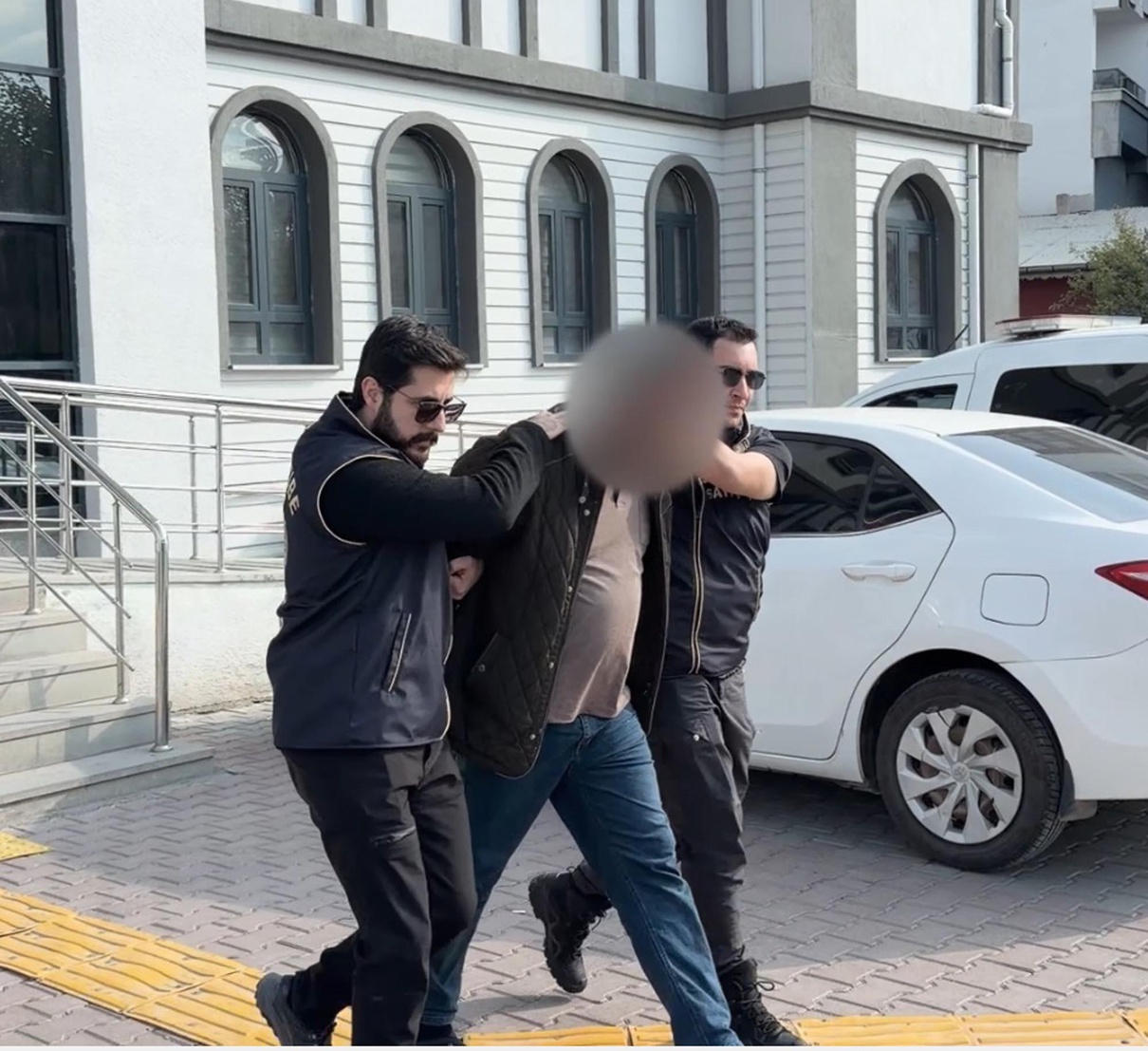 Iğdır’da bıçakla telefon gasbeden S.B. (33), kamera kaydıyla yakalanıp tutuklandı
