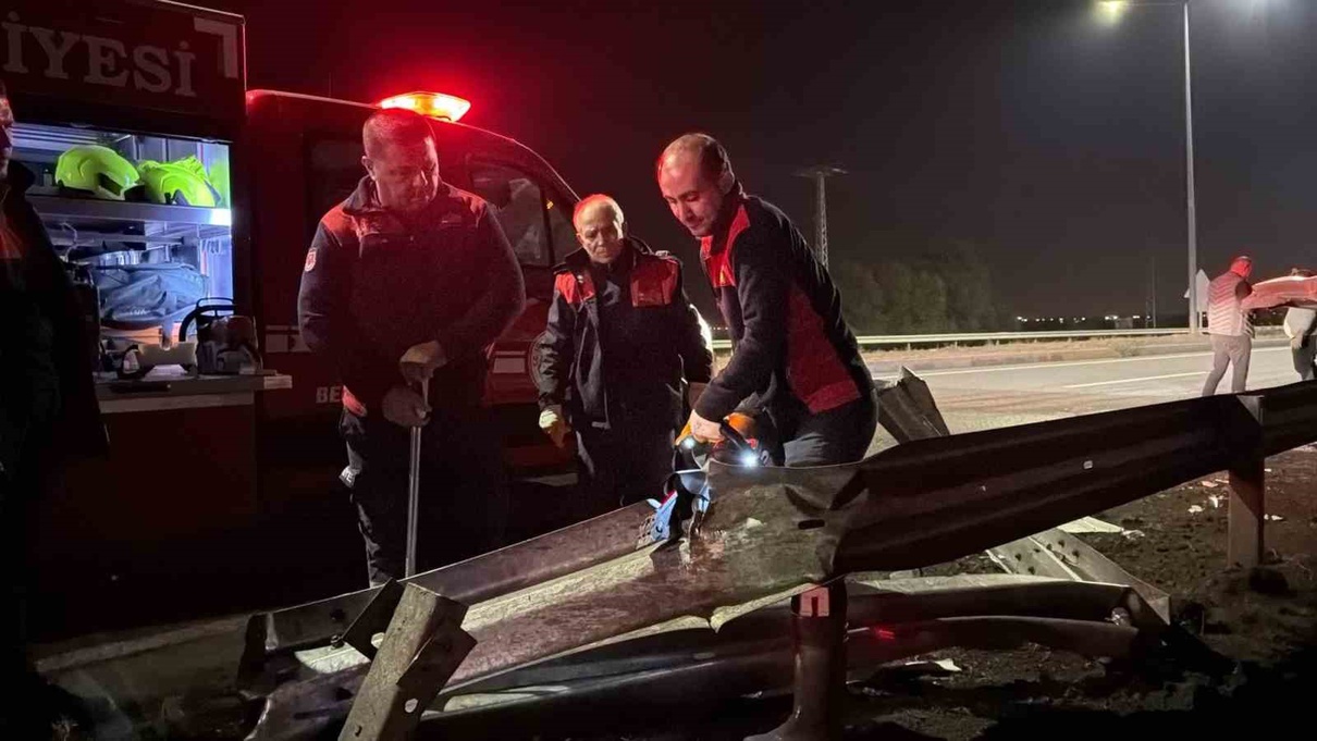 Iğdır’da otogar mevkisinde çimento yüklü tır devrildi, sürücü yaralandı