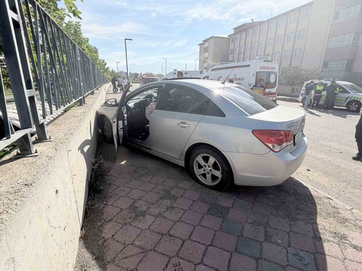 Iğdır Hakveyis’te iki otomobil çarpıştı, 2 sürücü hafif yaralandı