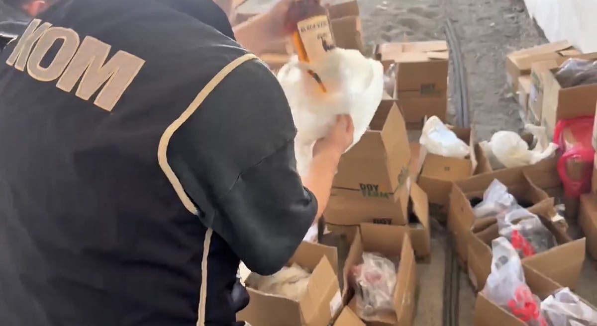 Iğdır’da çatı katında 216 şişe kaçak içki, 70 paket sigara ele geçirildi