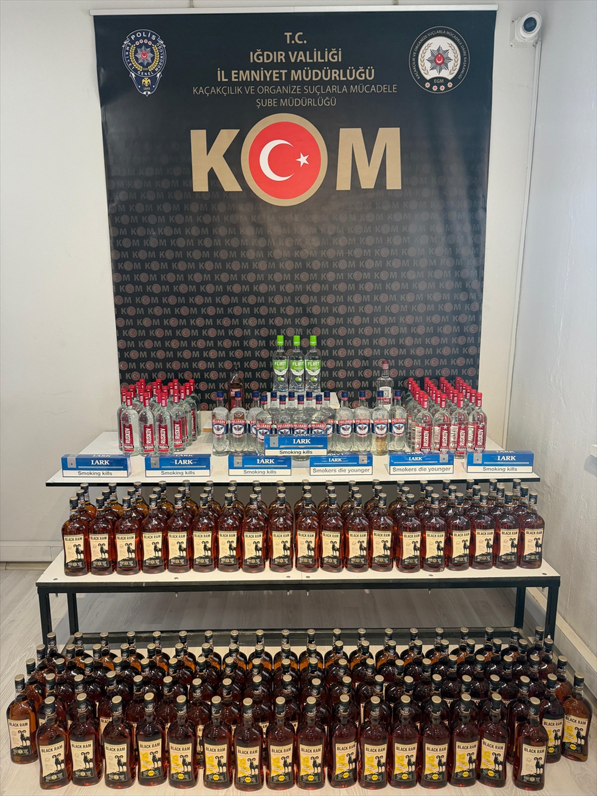 Iğdır’da yılbaşında satılması planlanan 216 şişe içki ve 70 paket sigara ele geçirildi