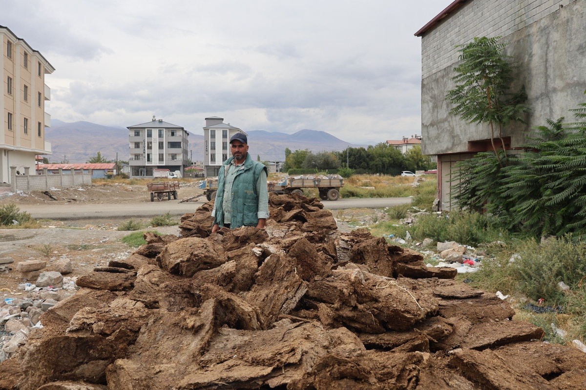Iğdır’da tandır için tezekler satışa çıkarıldı, kamyonet dolusu yaklaşık 7 bin TL