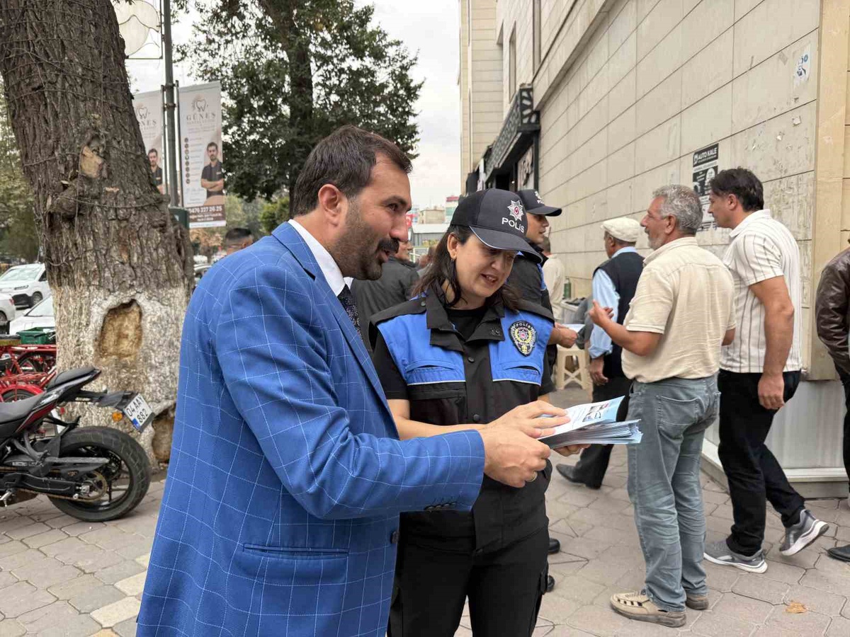 Iğdır polisi, cuma namazı çıkışında dolandırıcılığa karşı vatandaşa broşür dağıttı