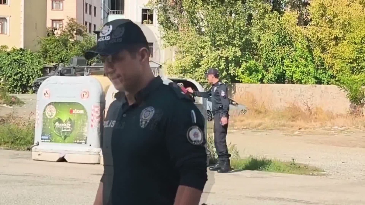 Iğdır Bağlar’da şüpheli valiz fünyeyle kontrollü patlatıldı, içi boş çıktı