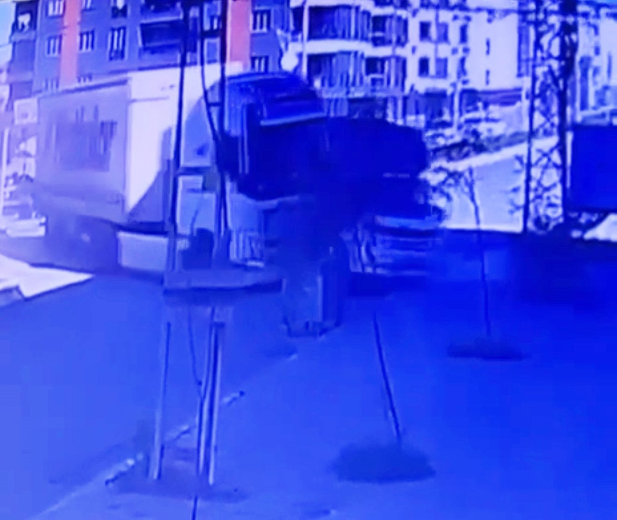 Iğdır’da tırın sürüklediği araç elektrik direğine itildi, kazada yaralanan olmadı