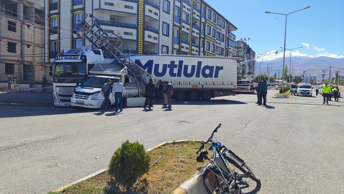 Iğdır’da tır, tartışmanın ardından hafif ticari araca çarptı; yaralanan olmadı