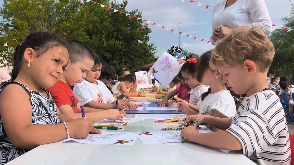 Iğdır’daki Şuşa Anaokulu’nda Karabağ Zaferi’nin simgesi Har-ı Bülbül boyandı