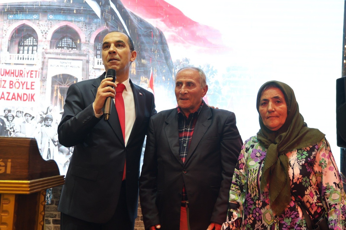 Iğdır’da bayrakla pedal çeviren 68 yaşındaki Urfullah Çiftçi, resepsiyonda ağırlandı