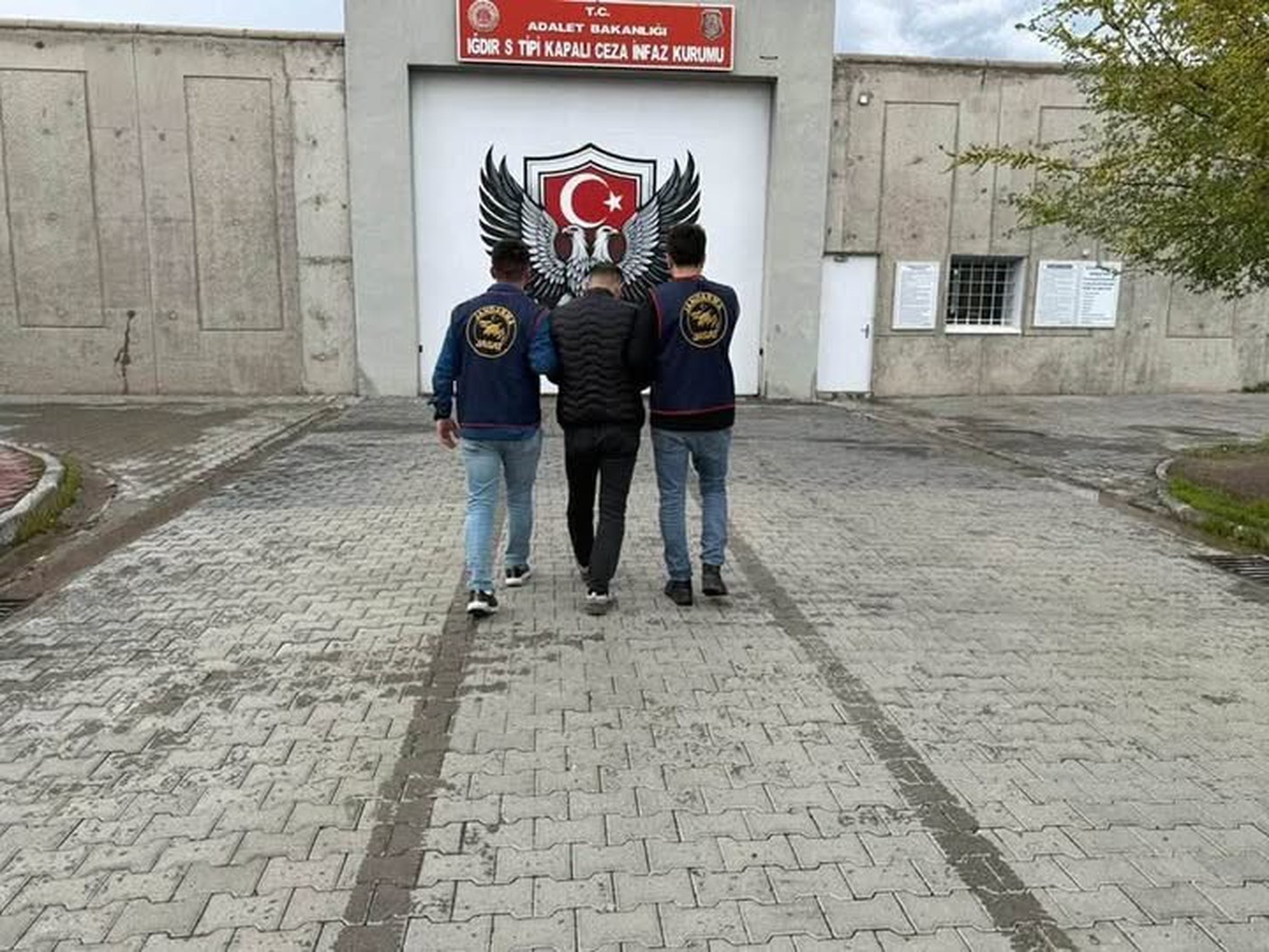 Iğdır’da 11 yıl 1 ay hapis cezasıyla aranan şahıs JASAT ekiplerince yakalandı