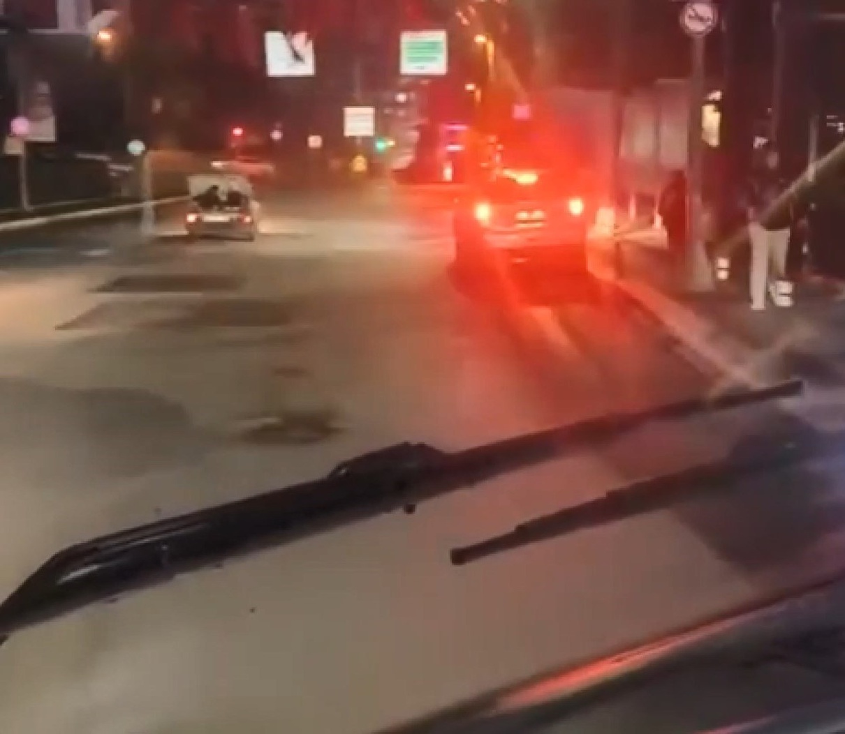 Küçükçekmece’de bagajda 2 çocukla yolculuk kamerada