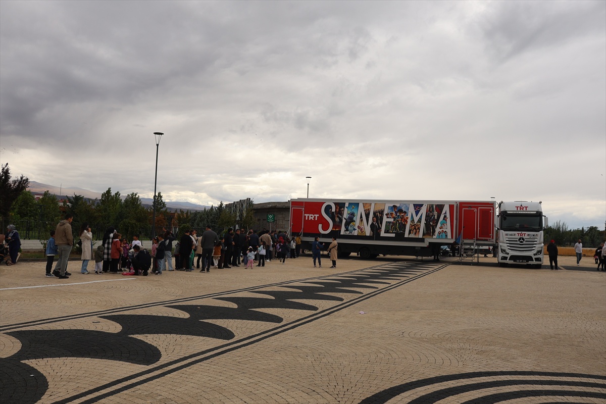 Iğdır’da çocuklar TRT Mobil Sinema Tırı’nda yağmura rağmen animasyon izledi